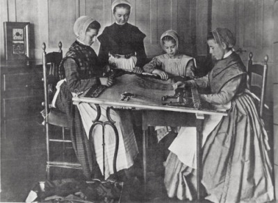 Image of 4 Shaker girls rug hooking.